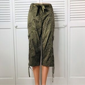 2/$25 EXPRESS Green Zebra Belted Capris Pants Size 8